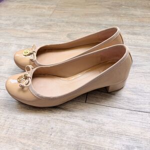 Tory Burch Chelsea Nude Patent Leather Ballet Heels Gold Logo Bow Flats Size 7